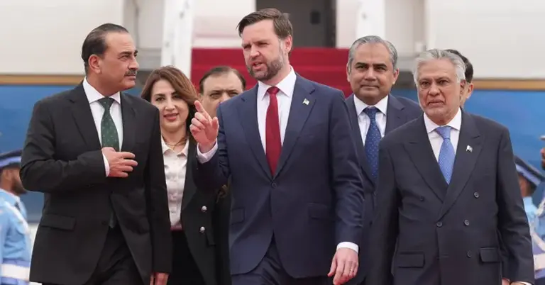 লাল কার্পেটে যুক্তরাষ্ট্রের ভাইস প্রেসিডেন্ট জেডি ভ্যান্স